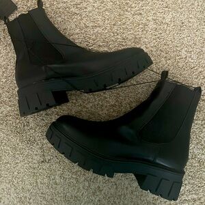 Forever 21 black faux leather Chelsea Lug Sole Platform Boots size 10 NWT